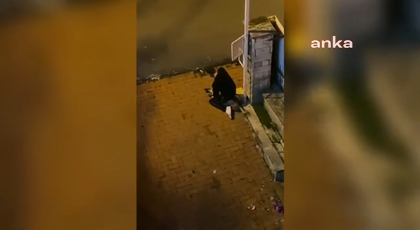 İnsanlık dışı görüntüler! Üzerine oturduğu sokak köpeğini boğmaya çalıştı