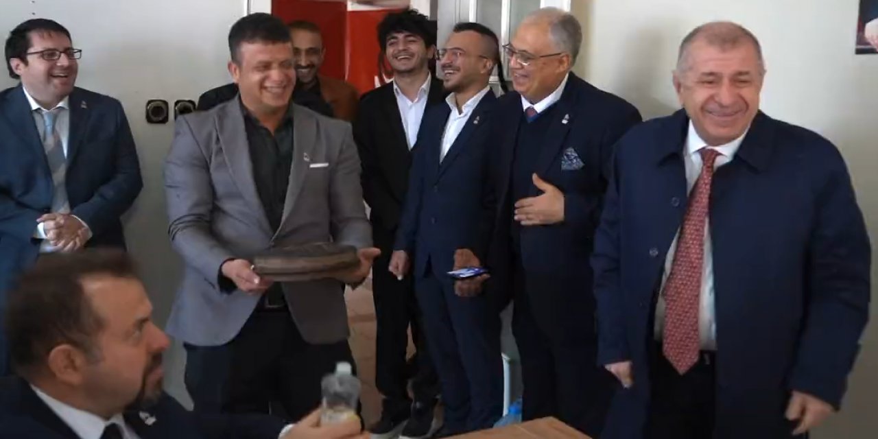 Ümit Özdağ, Hatay Reyhanlı'ya götürdüğü mayının üstüne ne yazdı?
