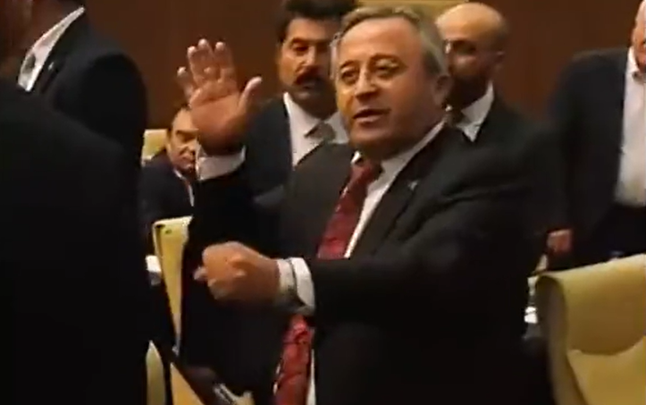 AKP'li meclis üyesi yaptığı hareketle arkadaşlarını bile utandırdı