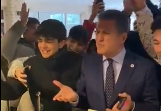 Mustafa Sarıgül, genç öğrencilerle kantin bastı!