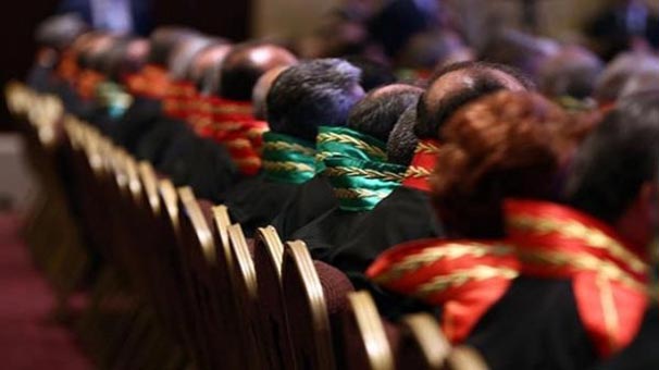 Dilipak, merak edilen soruyu sordu: “Acaba, yargıda da sahte doktor gibi sahte hâkim ve savcılar var mı?”