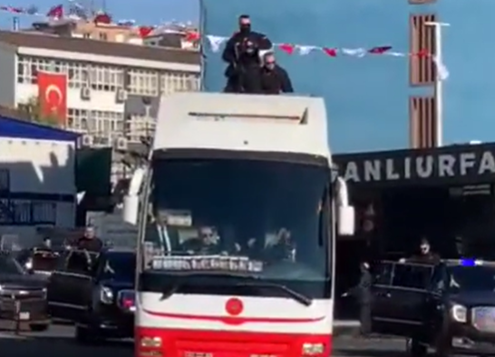 Erdoğan'ı taşıyan otobüsün üzerindeki polisler düşme tehlikesi yaşadı