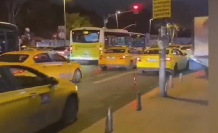 İstanbul'da taksiciler yeni taksilere karşı eylem yaptı