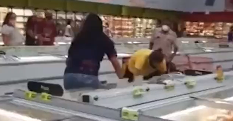 Marketin ortasında krize girdi, herkes dans etmeye başladı