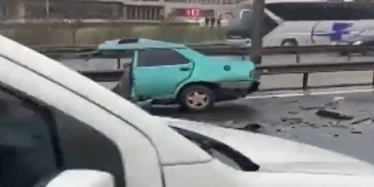 İstanbul'da feci kaza! Araba ikiye bölündü