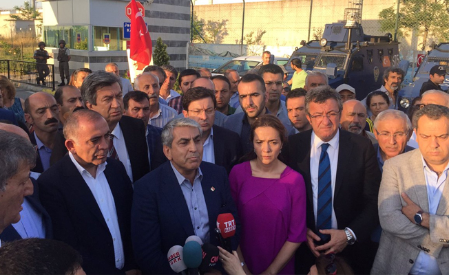 Enis Berberoğlu için Maltepe Cezaevi önünde ilk nöbet başladı