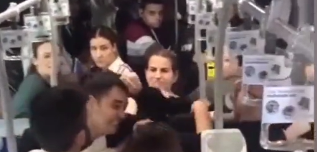 Metrobüste saç saça baş başa erkek kavgasını kadınlar ayırdı