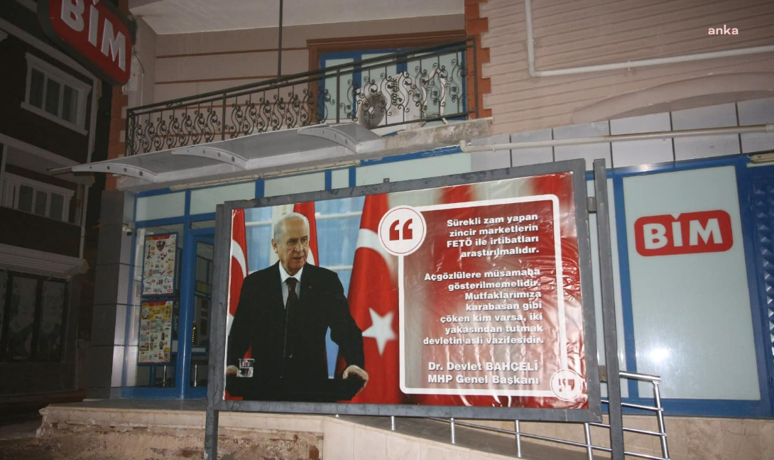 MHP'li Belediye Başkanı BİM'in önüne Devlet Bahçeli panosu yerleştirdi: "O kirli dilleri kesmek bizim asli görevimizdir"