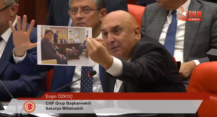 CHP'li Özkoç, 100 kilo eroinle yakalanan Veysel Filiz ile fotoğrafını gösterdi: Fuat Oktay 'hiç tanımam' dedi