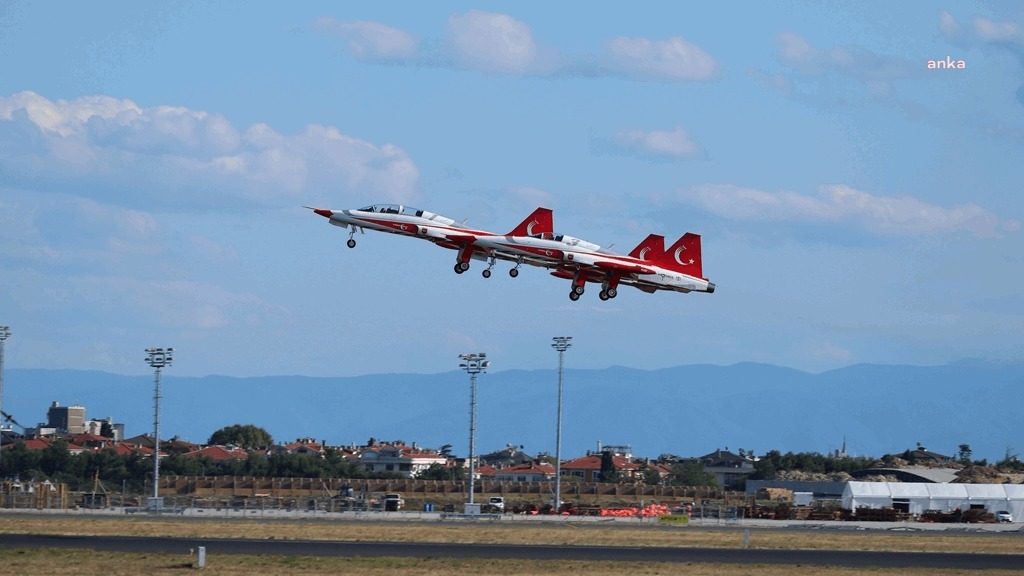 Türk Yıldızlarına ait F-5 tipi uçak düştü: Pilot uçaktan atlayarak kurtuldu