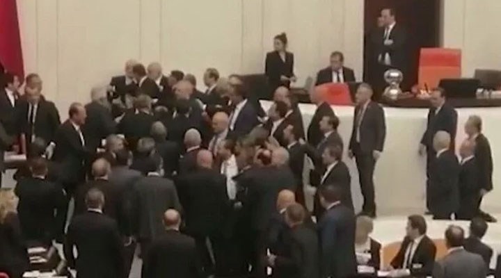 AKP'li ve İYİ Partili vekiller Meclis'te yumruklaştı: İYİ Partili vekilin kalbi durdu, müdahaleyle hayata döndürüldü
