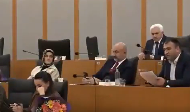 AKP'li meclis üyesinden skandal sözler... Laikliği, havuzda yüzen insanlar üzerinden hedef aldı!