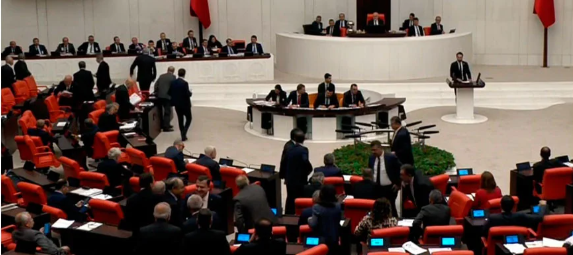 İYİ Partili vekillerden 'yumruk' protestosu: AKP'liler konuşurken İYİ Partili vekiller...