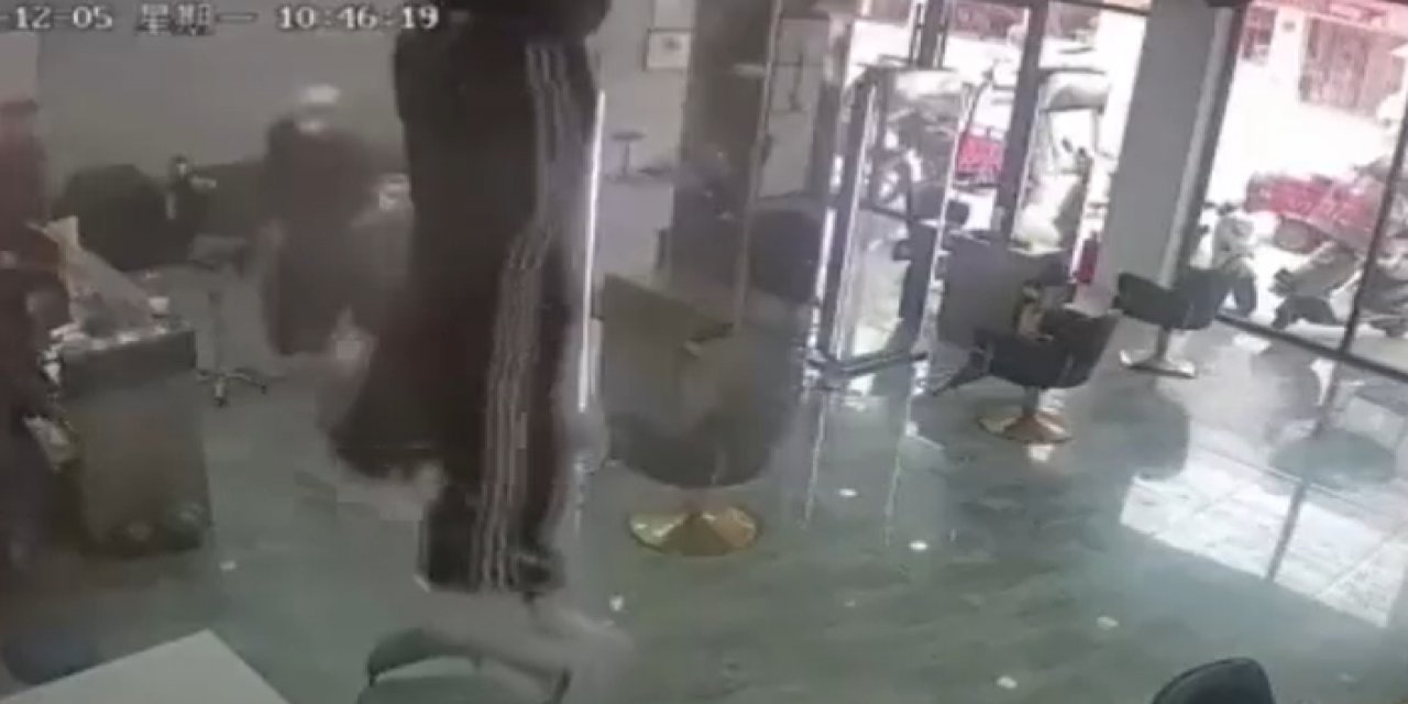 Havalandırmayı tamir eden işçi tavandan düştü
