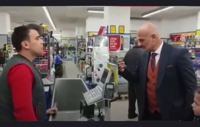Bim'e çocuklarıyla gidip slogan attırdı