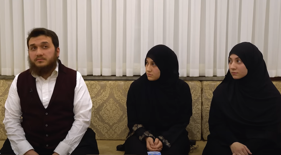 6 yaşında evlendirilen kız çocuğunun "kardeşleri" olduğu öne sürülen kişiler konuştu... Timur Soykan dava dosyasıyla yanıt verdi!