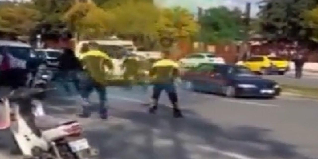 Trafik polisine saldıran şahısları linçten polisler kurtardı