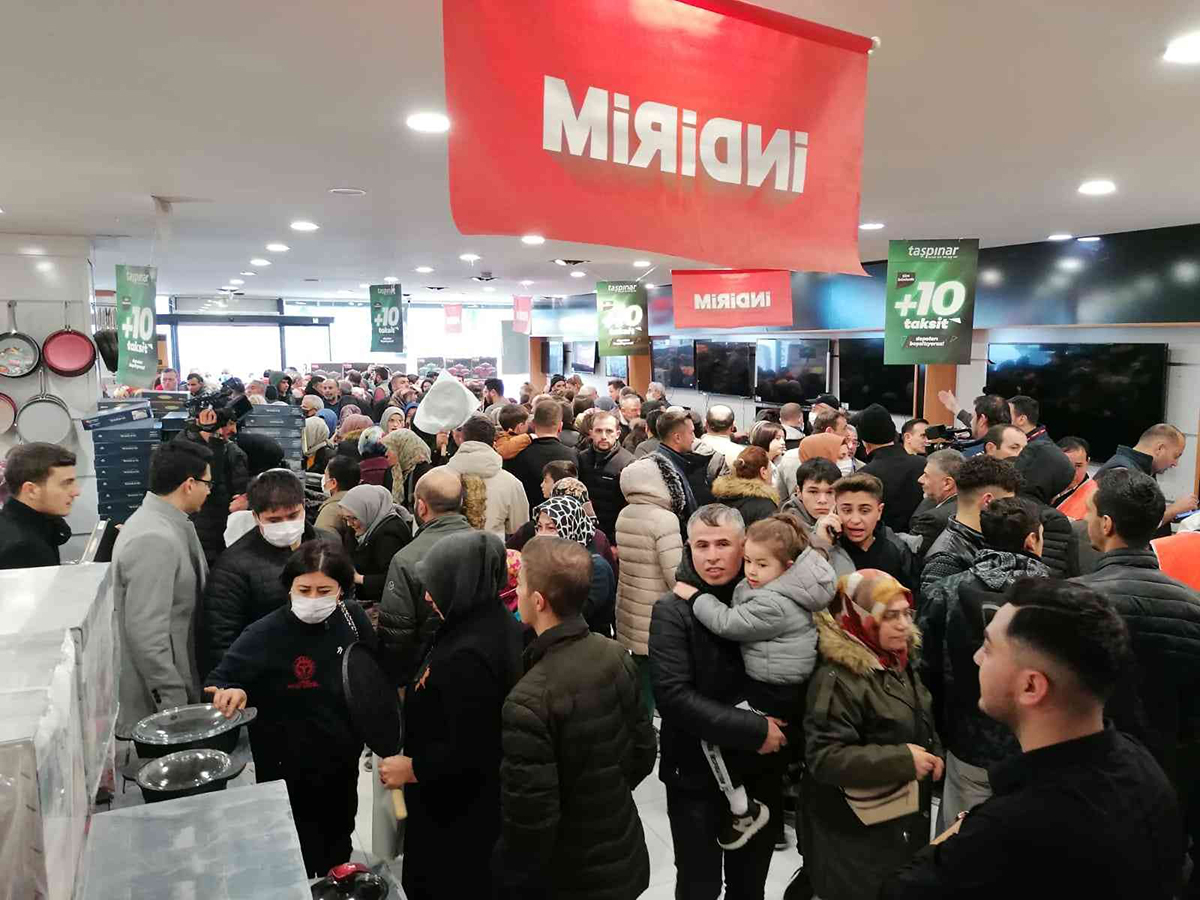 Sonunda bu da oldu! Ucuz tava için birbirlerini ısırdılar!