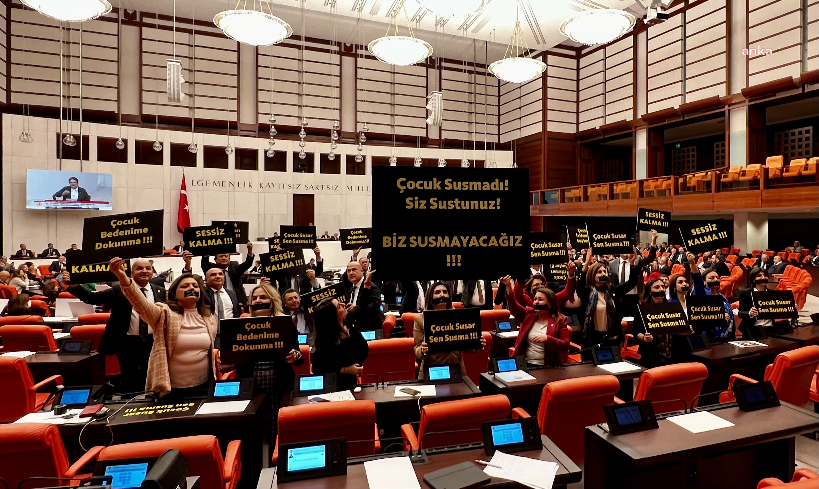 TBMM'de cinsel istismar protestosu: Bakan Yanık'ı istifaya çağırdılar