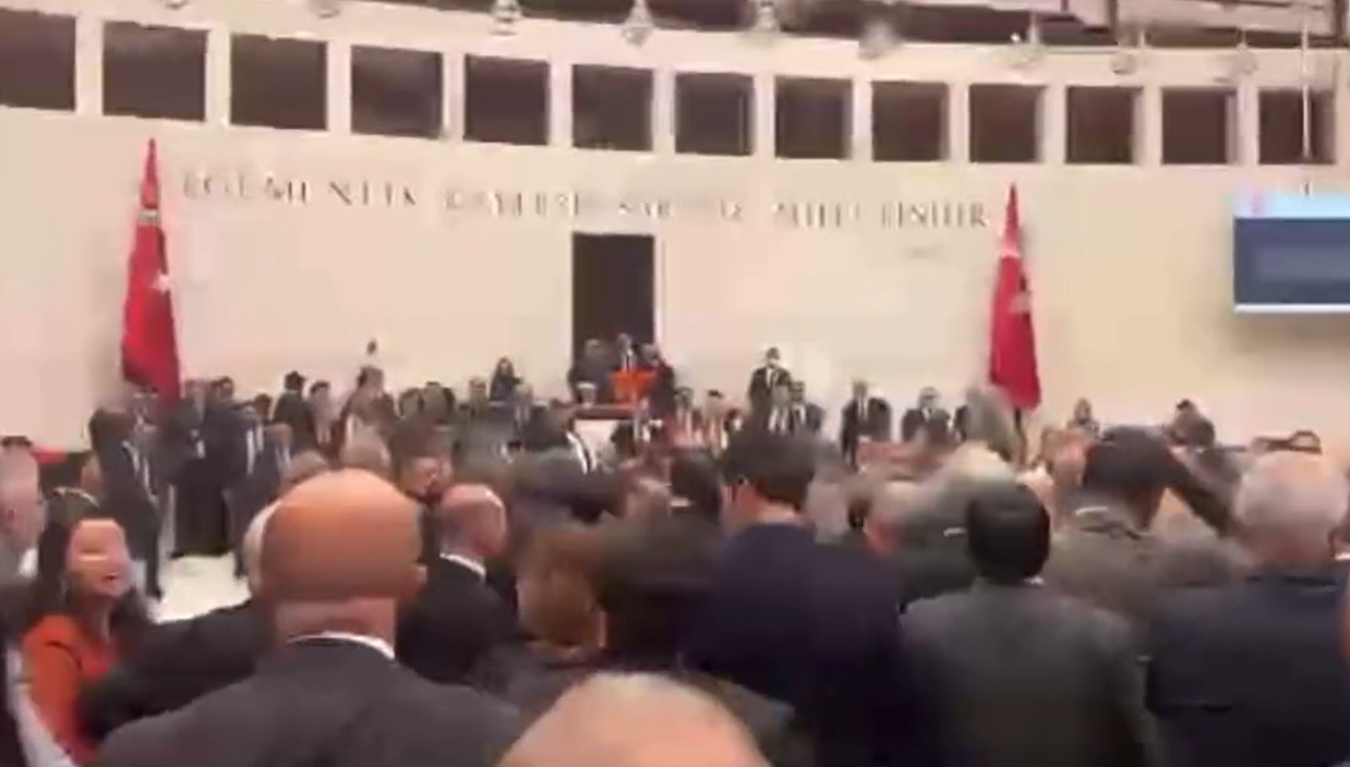 Muhalif vekillerin TBMM'de Soylu'yu aradığı video gündem oldu: "Nereye saklandın?"