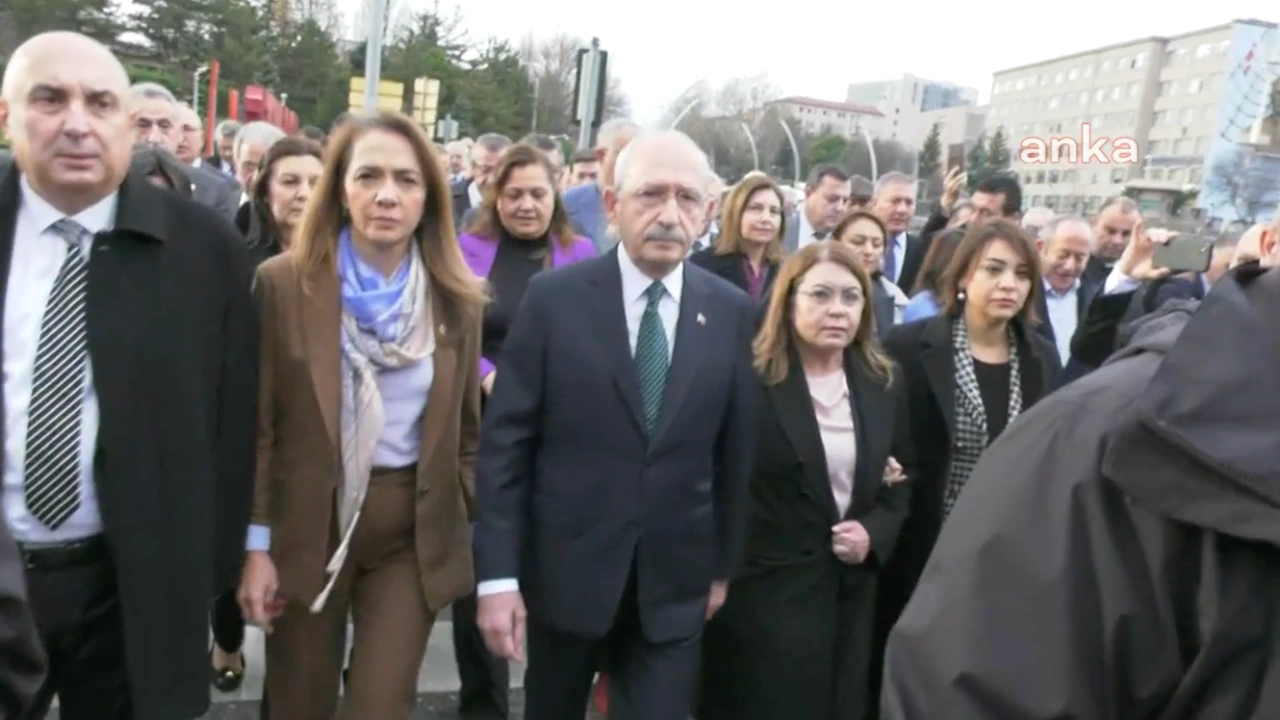 Olağanüstü toplantıya çağırmıştı! Kılıçdaroğlu, CHP'li vekillerle Adalet Bakanlığı'na yürüyor