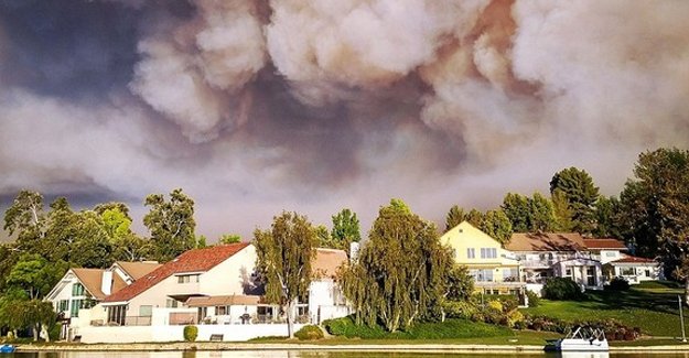 ABD'li ünlülere ev sahipliği yapan Calabasas kasabasında yangın
