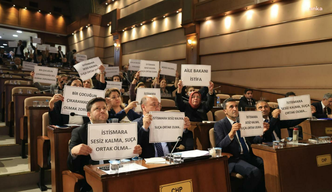 İBB Meclisi'nde "çocuğa cinsel istismar" protestosu!