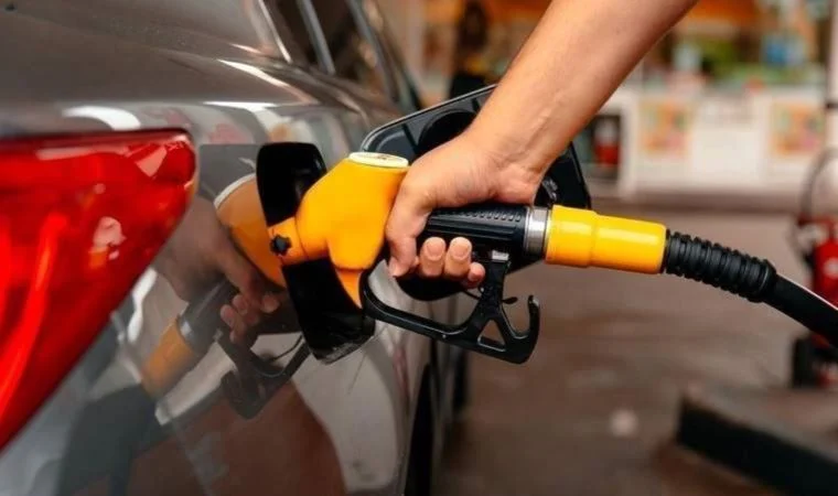 Benzine büyük zam