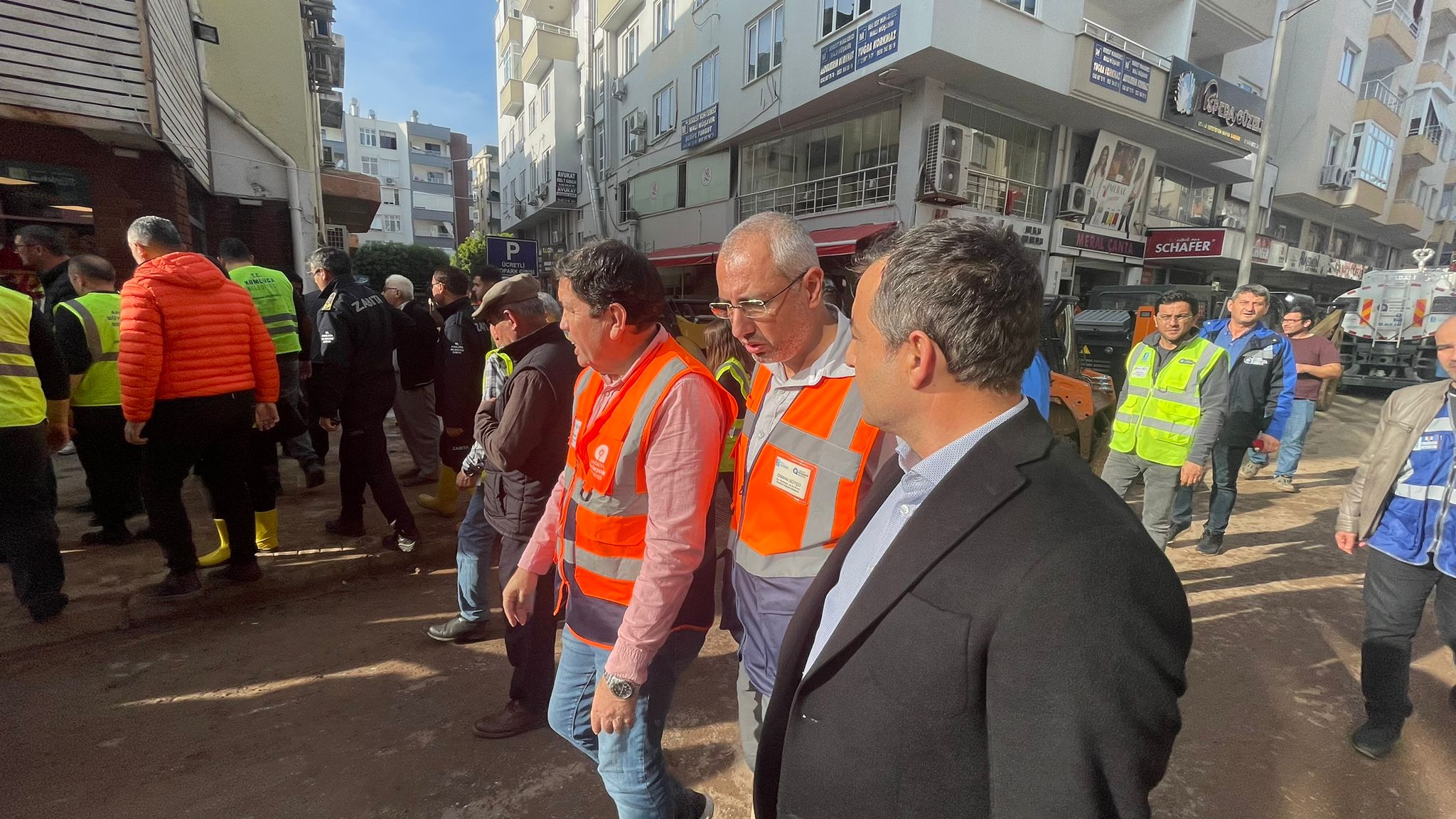 CHP'li Kara, Kumluca ve Finike'de selin vurduğu bölgede... Afet bölgesinde incelemelerde bulundu