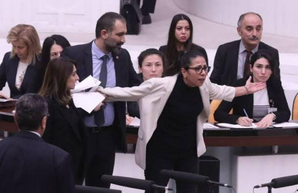 TİP'li Sera Kadıgil'den İmamoğlu kararına sert tepki: "Herif çıktı hepimize 'sürtük' dedi!"