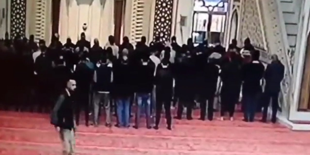 Camide herkes namaza dururken o öyle bir şey yaptı ki...