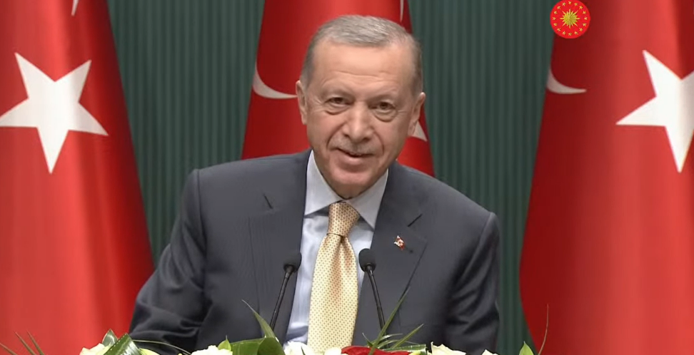 Erdoğan'ın asgari ücreti açıkladığı anlar gündem oldu! Açıkladıktan sonra önce soluna sonra sağına döndü...