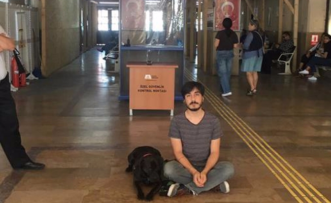 Köpeği ve o oturma eylemi yapıyor!