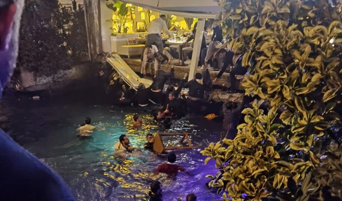 Bebek'te restoranın iskelesi çöktü! Restorandakiler denize düştü