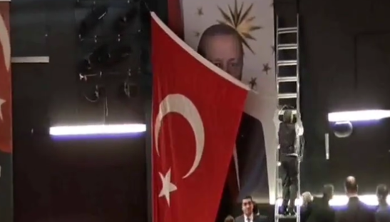 CHP ve AKP arasında Türk Bayrağı-Erdoğan gerilimi