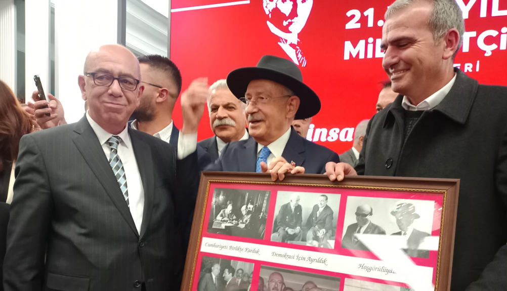 Kılıçdaroğlu'nu hiç böyle görmediniz! Süleyman Demirel'in fötr şapkasıyla poz verdi