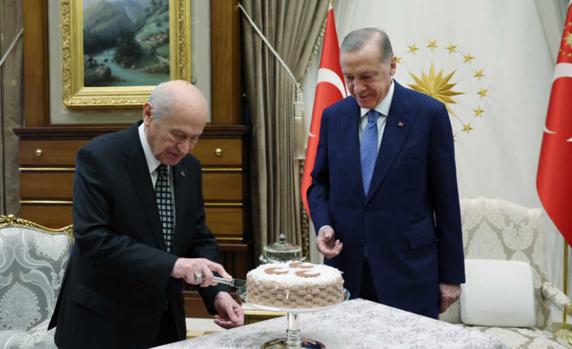 Erdoğan ve Bahçeli Beştepe'de bir araya geldi! Üç hilalli pasta kestiler