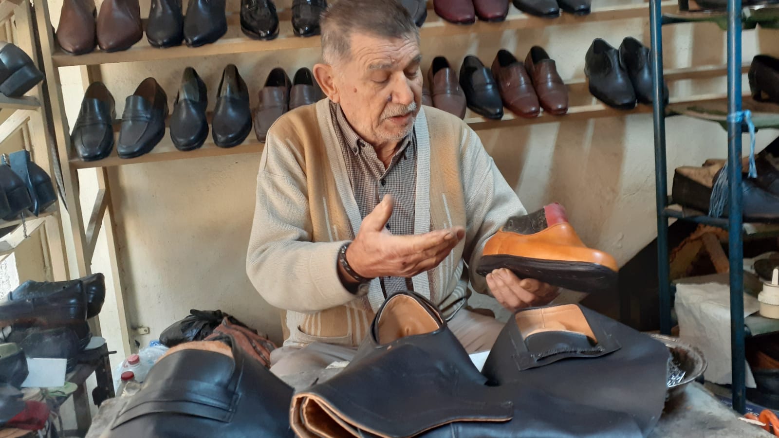 Vatandaşın ayakkabı tamirine bile gücü yetmiyor: "Lastik ayakkabı moda oldu"