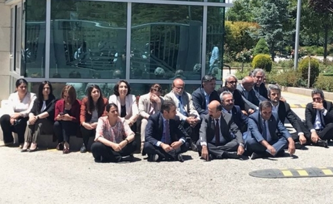 HDP, AYM önünde oturma eylemine başladı
