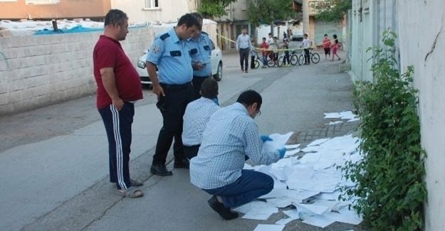 Sokak ortasında bulunan resmi evraklar, polisi alarma geçirdi