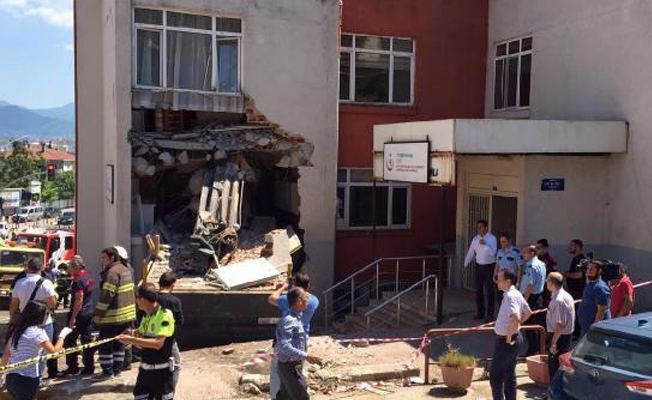 Freni boşalan vinç sağlık ocağına daldı: 1 ölü
