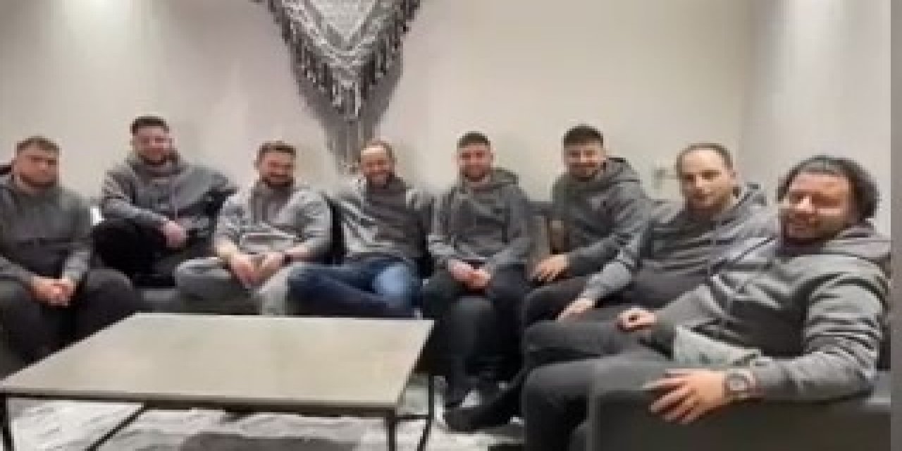 Eşleri tarafından kandırılan kocalar aynı kıyafetle aynı eve sırayla girerse...