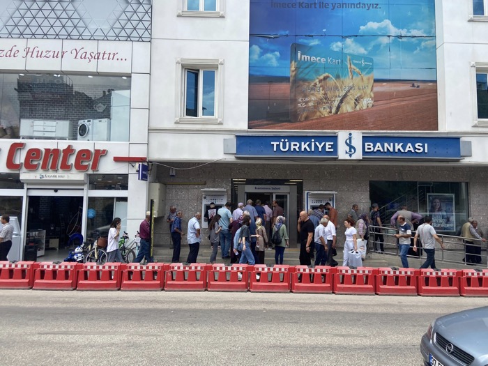 İş Bankası para dağıtıyor! Emekliye bir müjde daha...