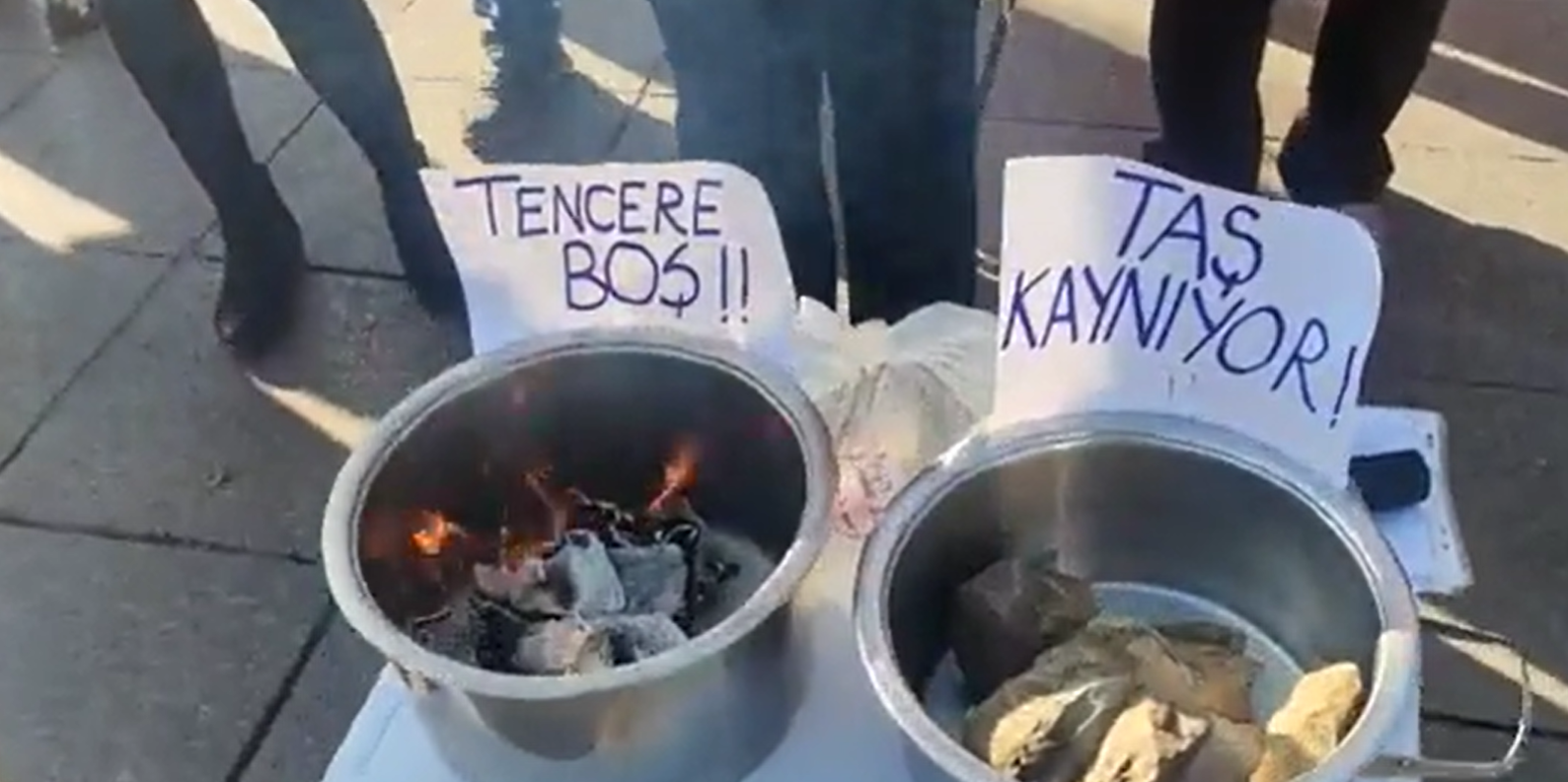 Faturaları ateşe verip, tencerede taş kaynattılar!