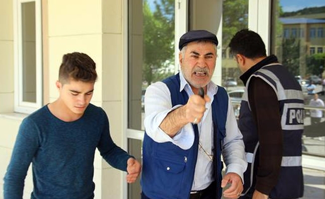 Oğlu sınava 1 dakika geç kaldı, baba sinir krizi geçirip...