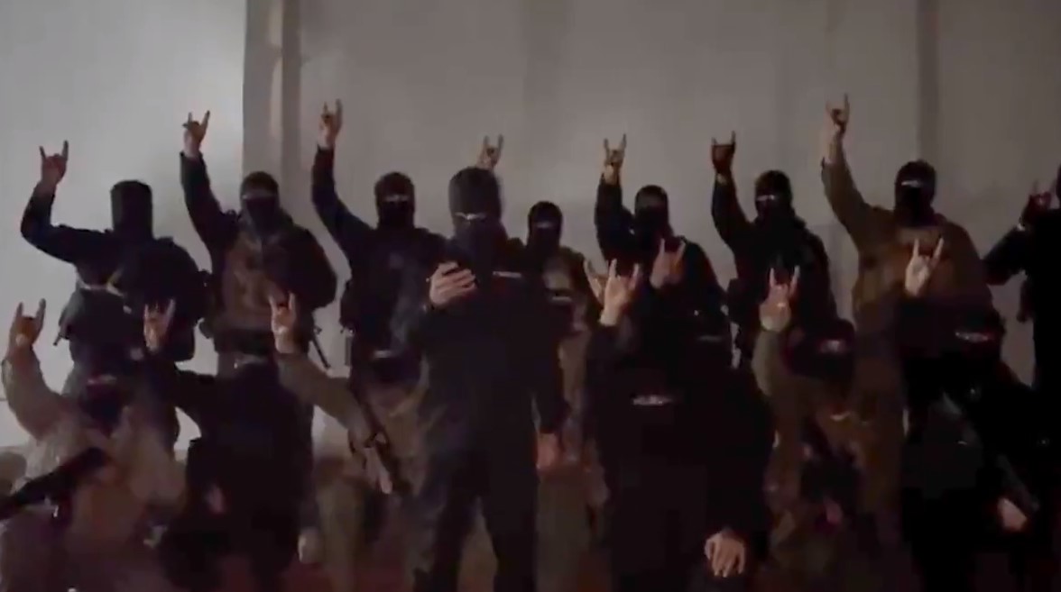 Silahlı, siyah kar maskeli gruptan Alaattin Çakıcı videosu