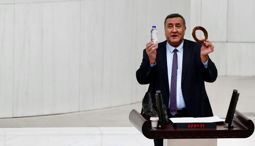 CHP'li Gürer'den kürsüde simit ve su ile tepki