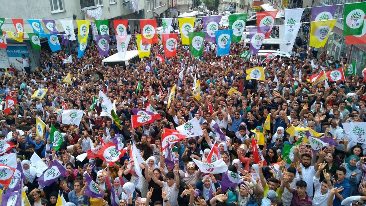 Seçmen parti kapatmaya nasıl bakıyor? İşte anketten çıkan sonuç