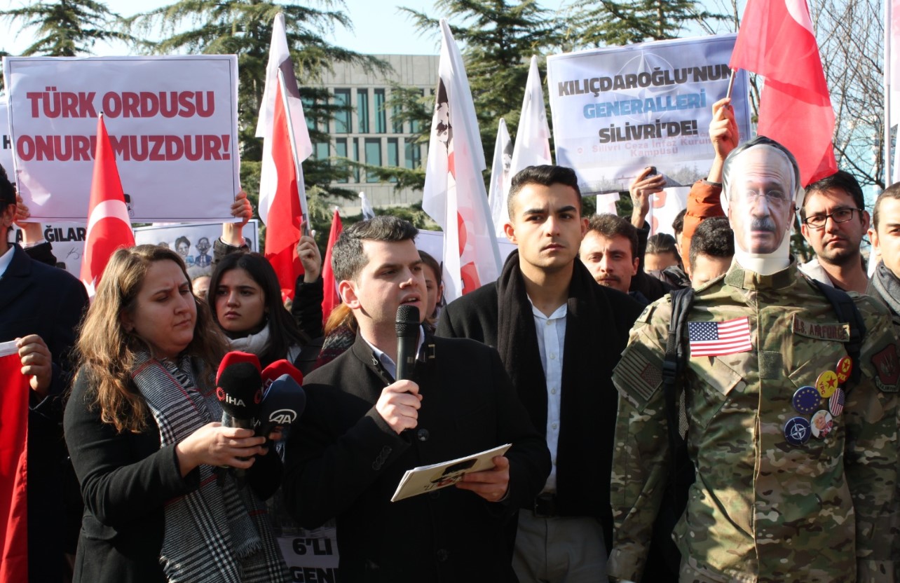 Kılıçdaroğlu maketine ABD askeri üniforması ve terör örgütü rozetleri giydirdiler! ABD Büyükelçiliği önünde olay yaratacak eylem