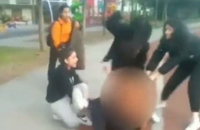 Ankara'da güpegündüz akran zorbalığı! Kız öğrenciyi tekme tokat dövdüler